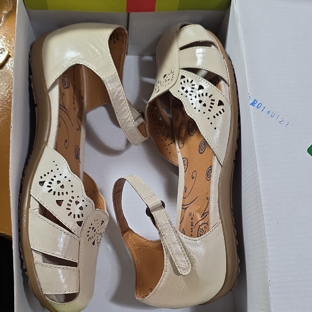 NIB Size 9.5 BareTraps Cream Cutout Sandals